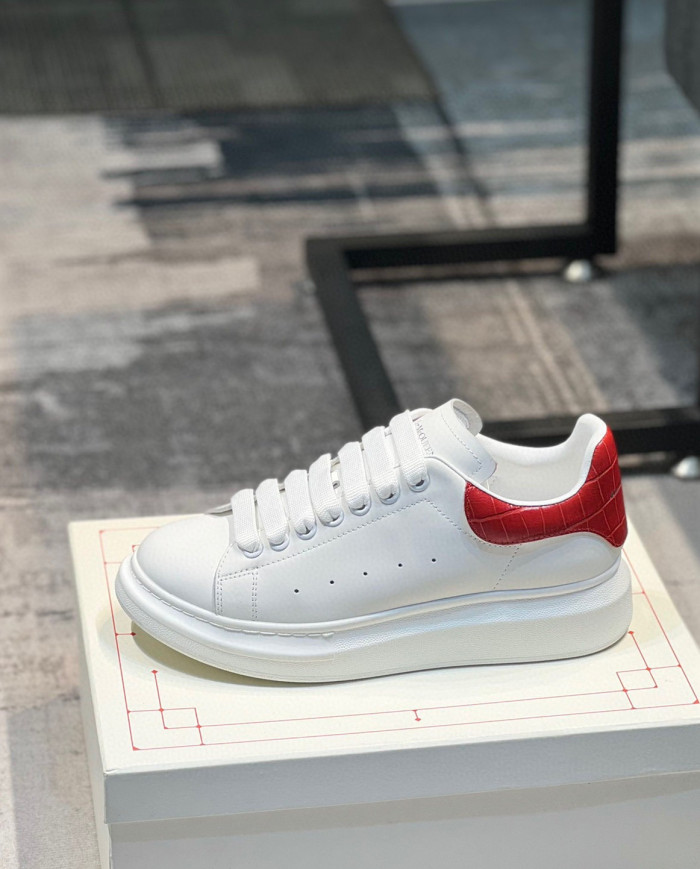 McQueen Versatile Little White Shoes couple style