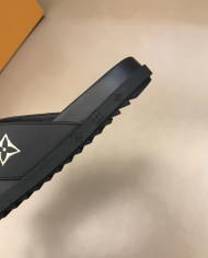 Louis  Vuitton  Men slippers