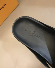 Louis  Vuitton  Men slippers