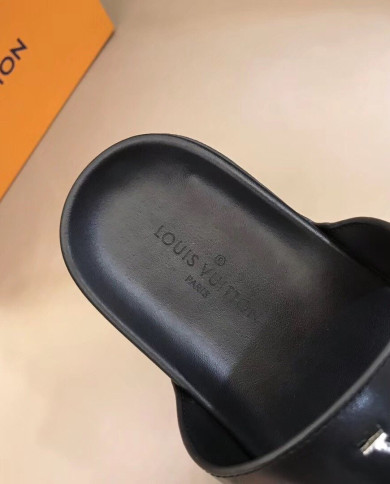 Louis  Vuitton  Men slippers