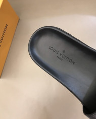 Louis  Vuitton  Men slippers