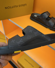 Louis  Vuitton  Men slippers