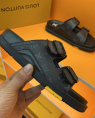 Louis  Vuitton  Men slippers