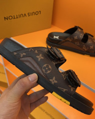 Louis  Vuitton  Men slippers