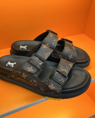 Louis  Vuitton  Men slippers