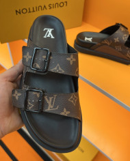 Louis  Vuitton  Men slippers