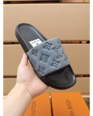 Louis  Vuitton  Men slippers