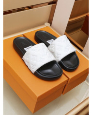 Louis  Vuitton  Men slippers