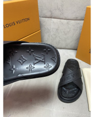 Louis  Vuitton  Men slippers