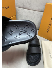 Louis  Vuitton  Men slippers