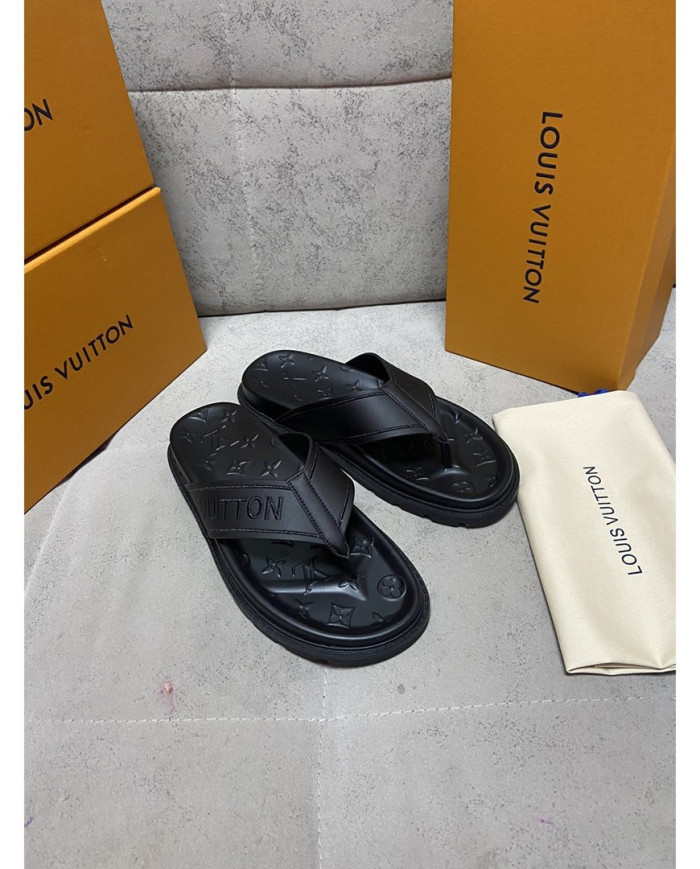Louis  Vuitton  Men slippers