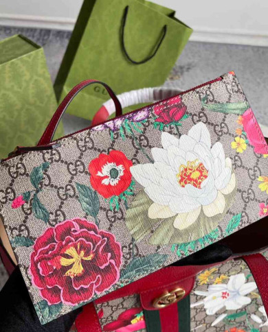 GUCCI GG Emblem Tote Bag