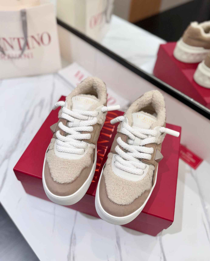 Valentino Garavani One Stud Plush Casual Sneakers