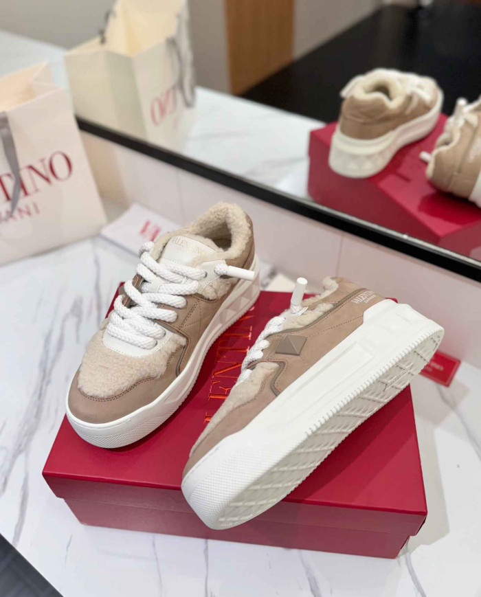 Valentino Garavani One Stud Plush Casual Sneakers
