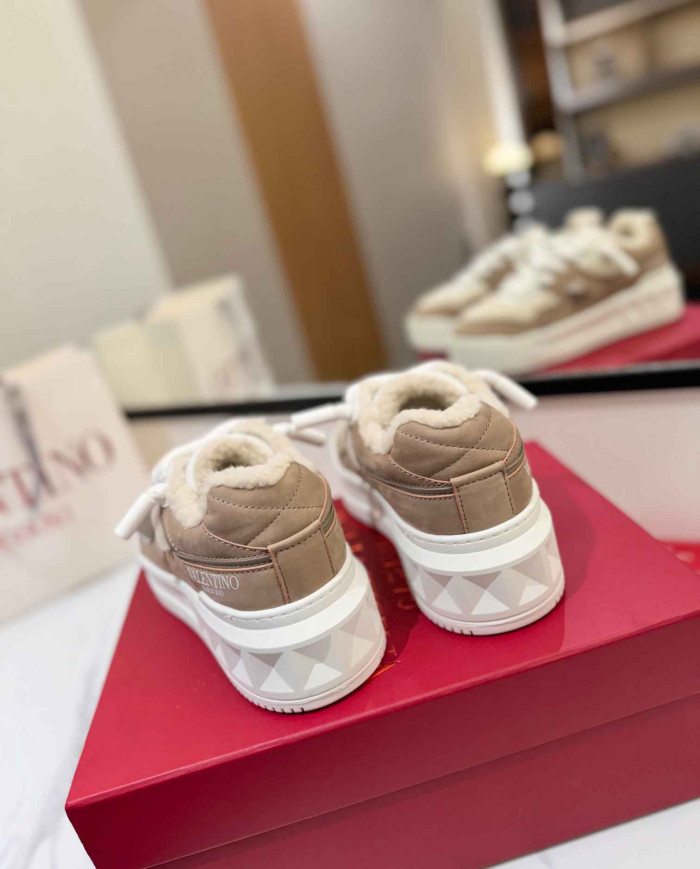 Valentino Garavani One Stud Plush Casual Sneakers