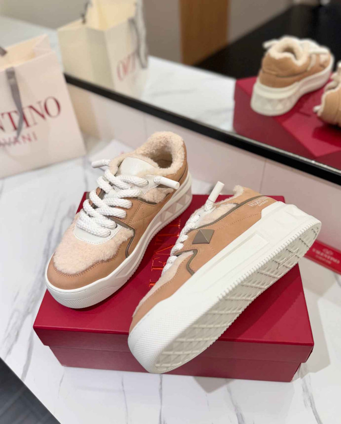 Valentino Garavani One Stud Plush Casual Sneakers