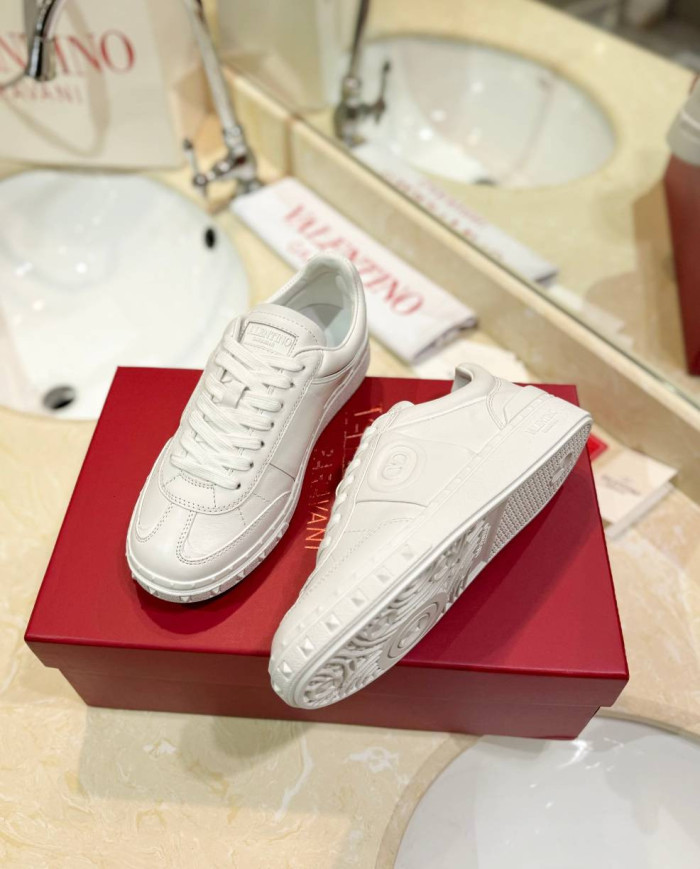 Valentino Garavani Upvillage Low Top Casual Sneakers