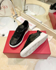 Valentino Garavani Upvillage Low Top Casual Sneakers